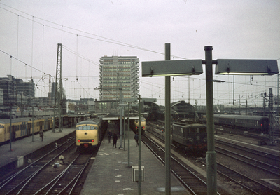 803778 Gezicht op de perrons van het N.S.-station Utrecht C.S. (Centraal Station, Stationsplein) te Utrecht, vanaf het ...